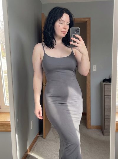 El vestido Nuvel gris puesto, ajustado y liso