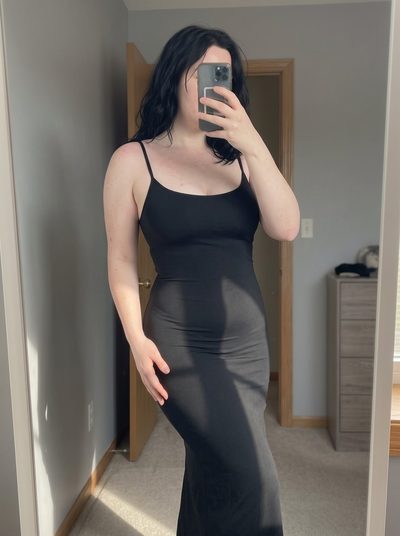 El vestido Nuvel negro puesto, ajustado y liso